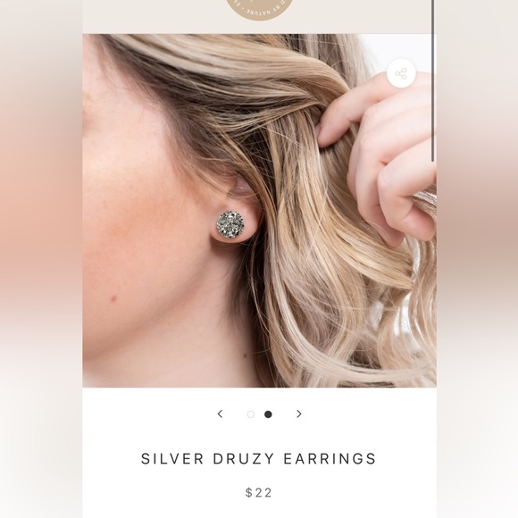 Super cute glittery studs - Picture 2 of 3